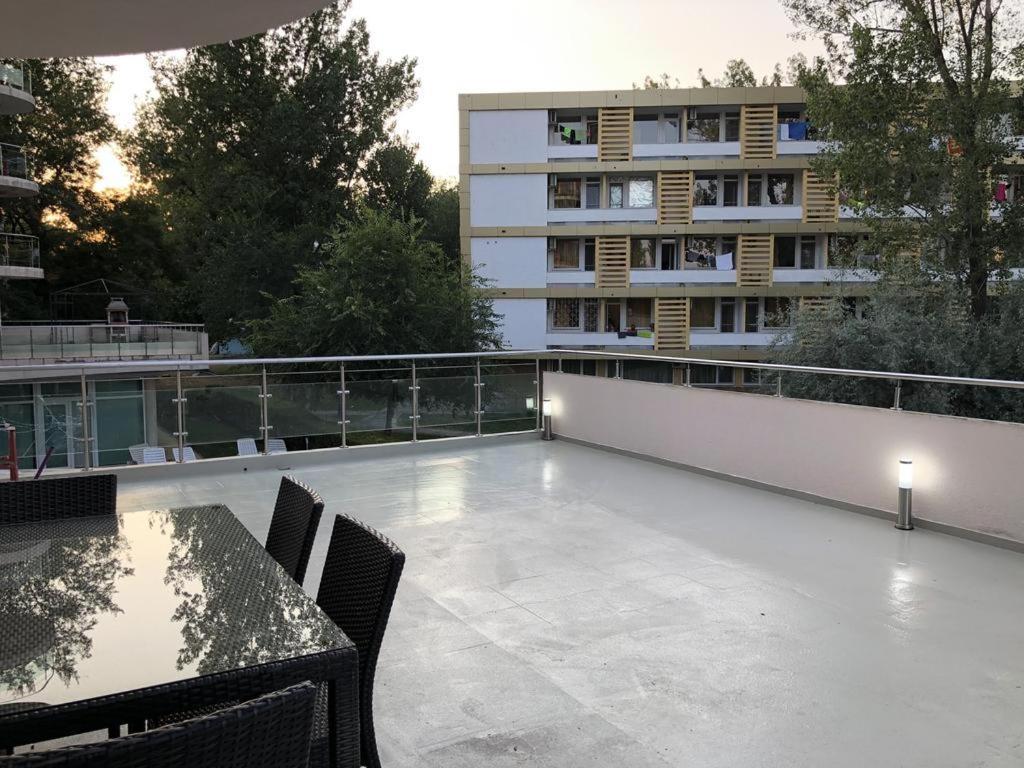 Piano Bar Holidays Apartments Mamaia Exterior photo
